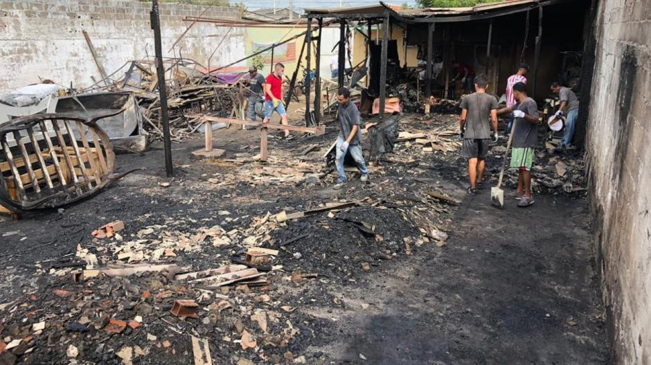 Incendio en fabrica en la pradera